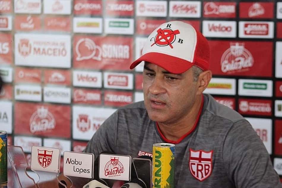 Para substituir Felipe Ferreira, CRB irá ao mercado, afirma Chamusca
