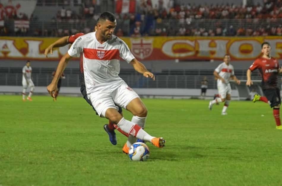 Decisivo, Edson Cariús comemora primeiro gol pelo CRB
