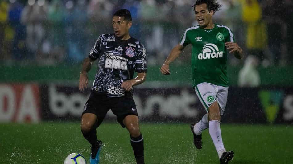 Corinthians bate a Chapecoense e consegue terceira vitória seguida