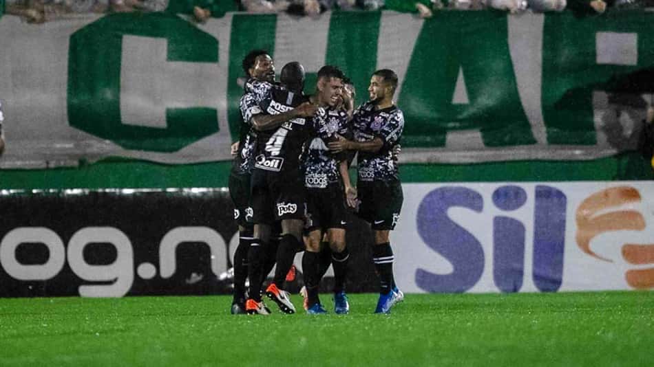 Mesmo sem uma atuação empolgante, o Corinthians venceu mais uma no Brasileirão. Em duelo adiado da 21ª rodada, os paulistas bateram a Chapecoense por 1 a 0 na noite desta quarta-feira, em Chapecó. O setor defensivo corintiano foi seguro, e o lateral Danilo Avelar fez o gol da vitória, de cabeça. Confira as notas do Corinthians no LANCE! (por Carlos Mello - carlosandrade@lancenet.com.br)