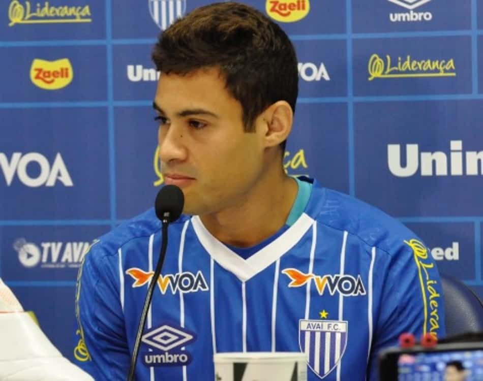 Vinicius Araújo é apresentado como novo atacante do Avaí