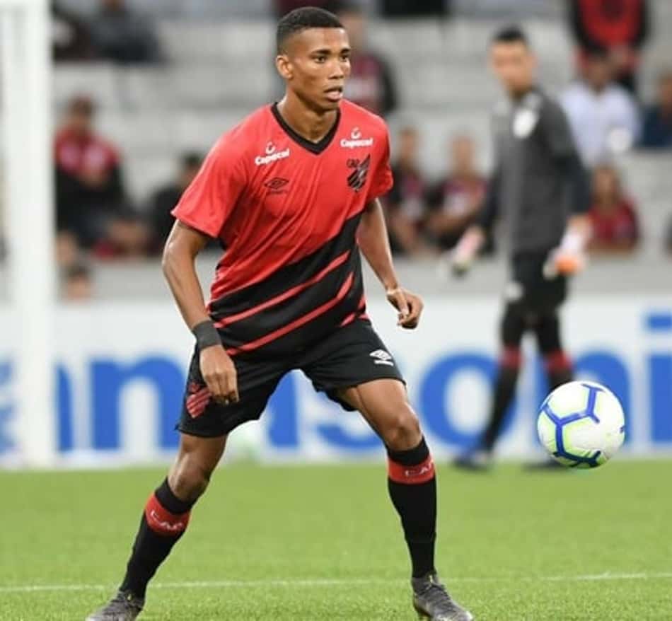 Mesmo com instabilidade do lado direito, Madson não deve ser aproveitado pelo Grêmio