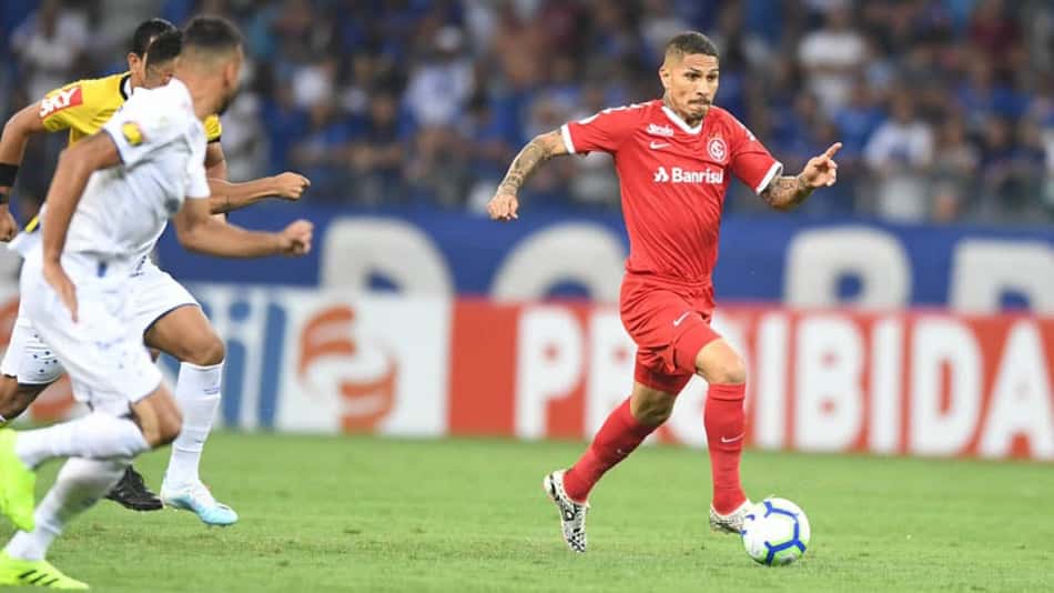Para ceder Guerrero, Internacional receberia dois nomes do Boca Juniors