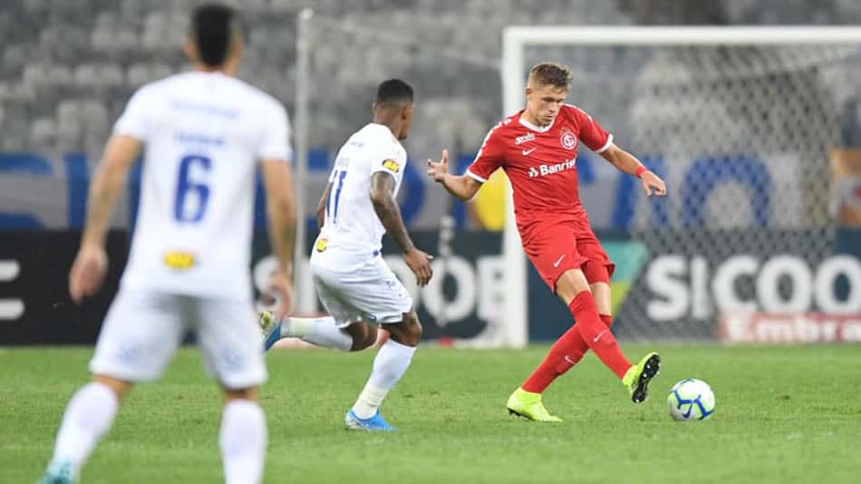 Cruzeiro empata com o Inter graças ao VAR e continua no Z4