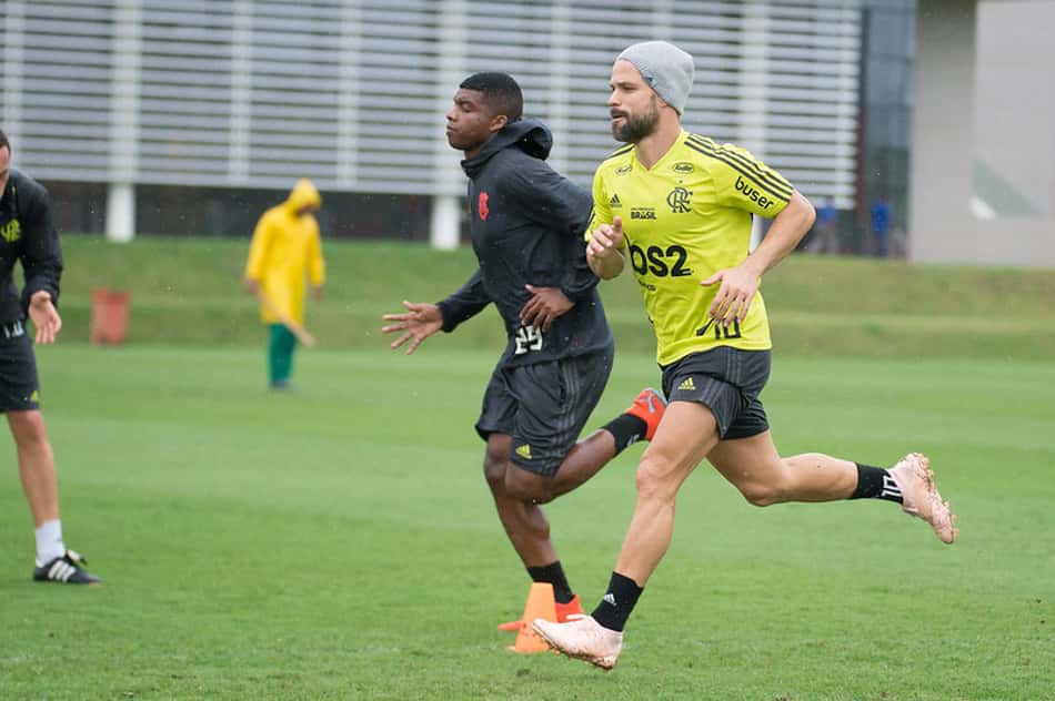 Flamengo encerra preparação para enfrentar o Atlético-MG; Diego e Lincoln trabalham com bola no CT