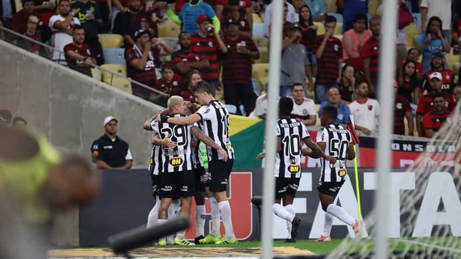 Rodrigo Santana defende esquema de três zagueiros do Atlético-MG