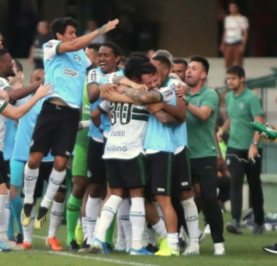 Na pressão, Coritiba bate o Criciúma e volta ao G4