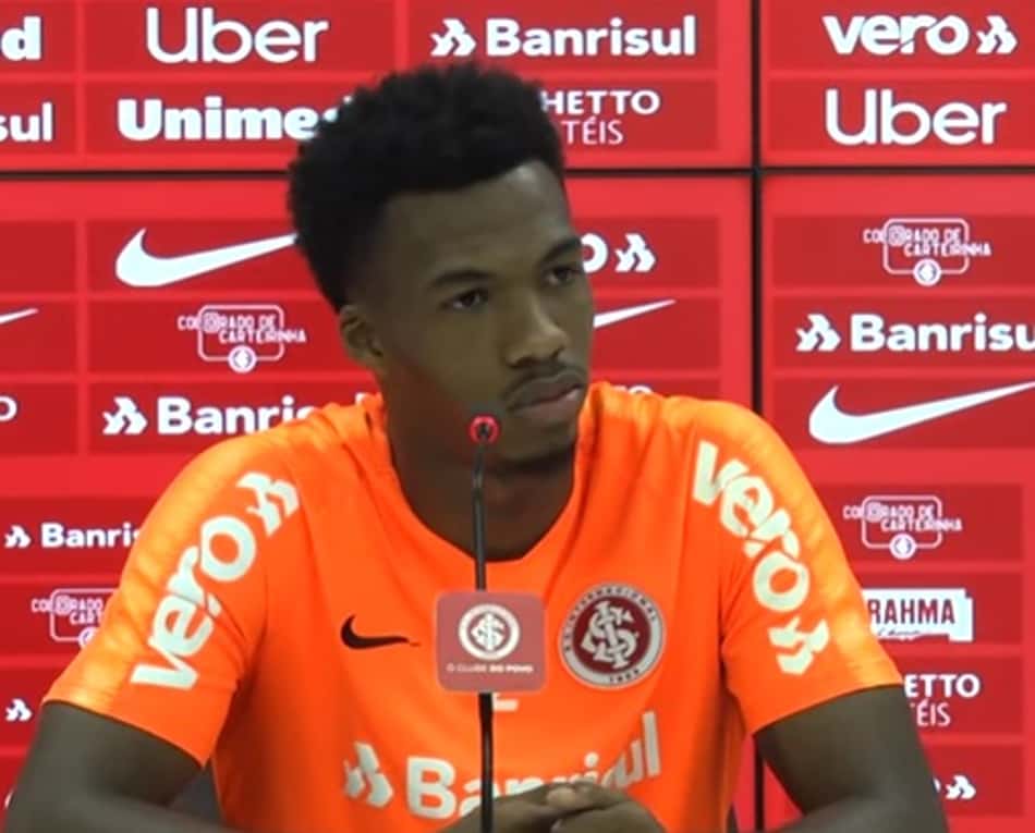 Titular contra o Santos, Roberto revela ajuda de Cuesta