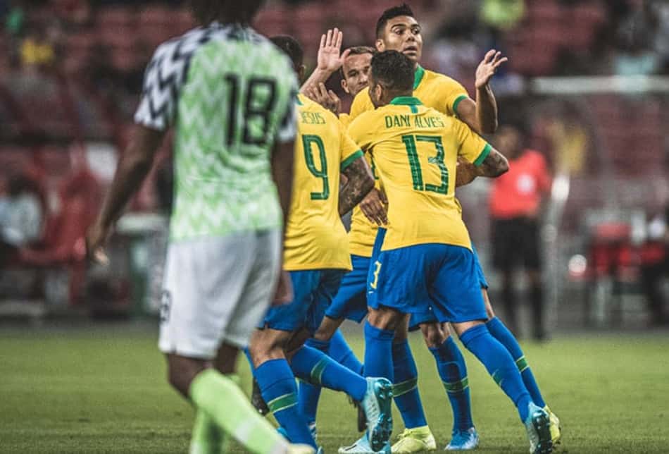 O meia Casemiro se salvou em mais um empate frustrante da Seleção Brasileira, que ficou no 1 a 1 com a Nigéria na manhã deste domingo em Singapura. O jogador do Real Madrid recebeu a maior nota após anotar o gol canarinho e mostrar regularidade. Por outro lado, o setor defensivo da Seleção não fez uma boa partida. Confira as notas de cada jogador na galeria a seguir (Por João Vitor Castanheira)