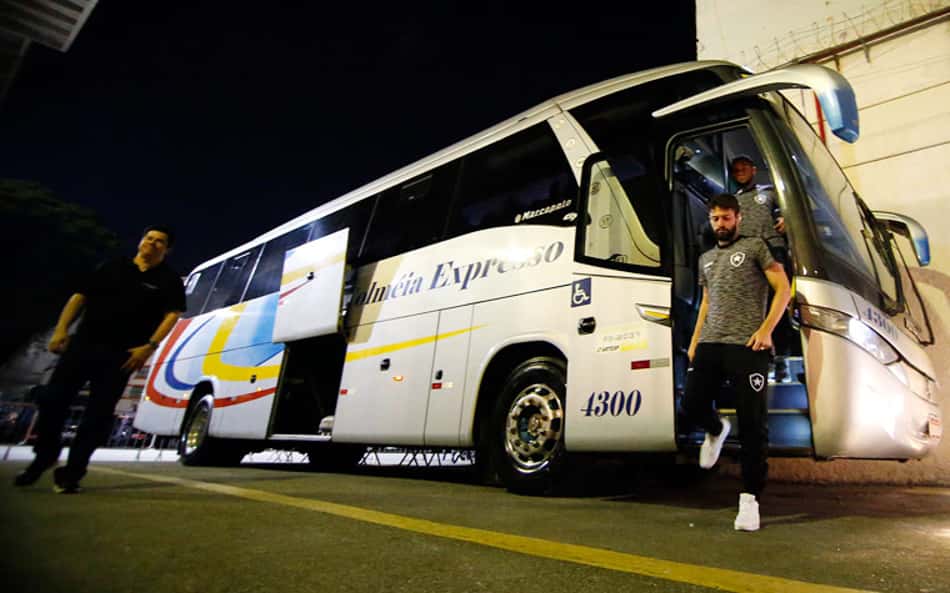 Grupo de torcedores do Botafogo invade hotel do clube em São Paulo