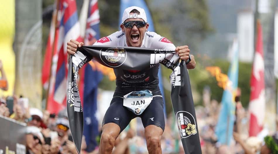 O alemão Jan Frodeno vibra com o tricampeonato no Mundial de Ironman, em Kona, no Havaí. (Divulgação)