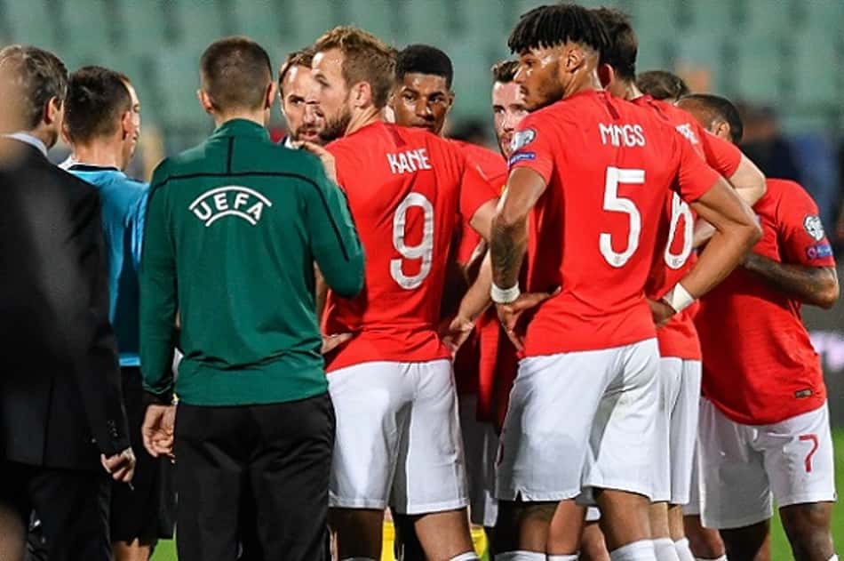 Inglaterra goleia Bulgária em jogo marcado por atos nazistas e racistas