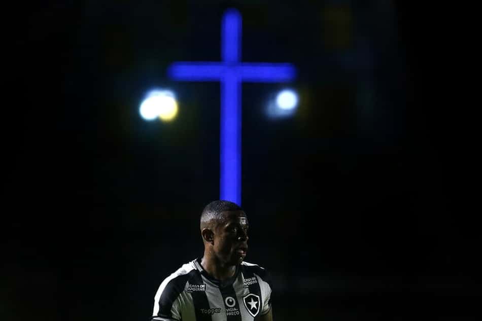 Sem Carli, Marcelo se destaca e ganha moral no Botafogo de Valentim