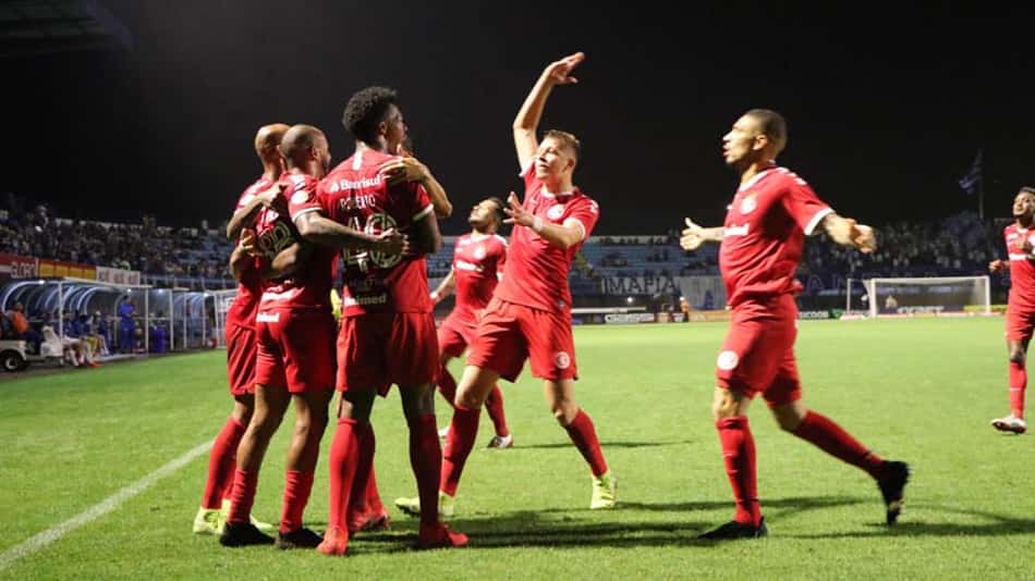 Inter enfrenta dificuldades, mas bate Avaí e retorna ao G6 do Brasileirão