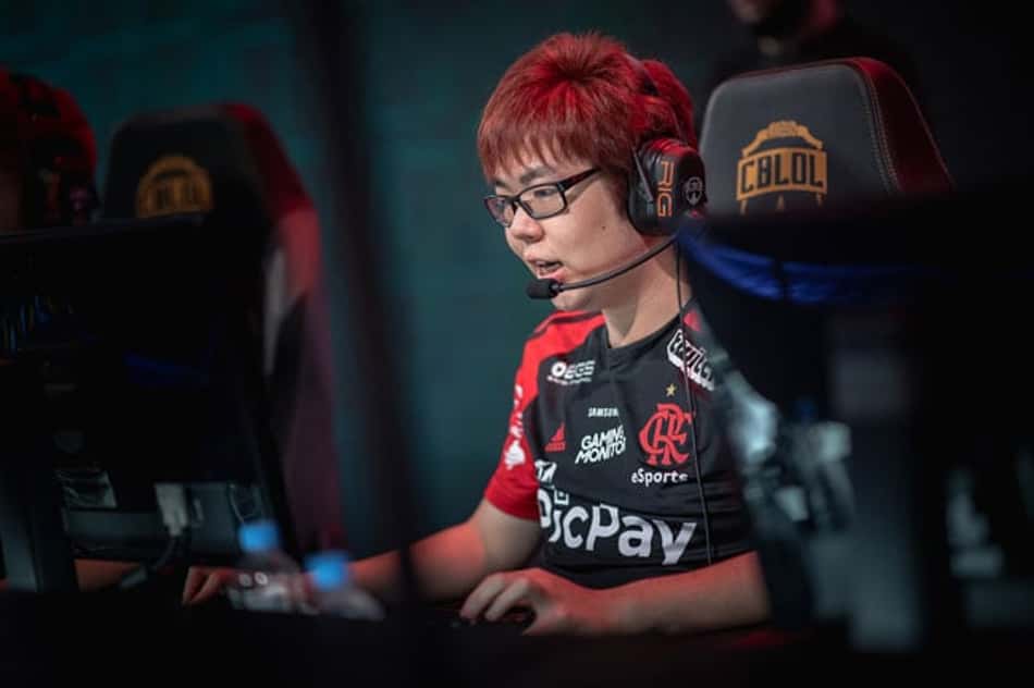 Jogador do Flamengo se envolve em acidente de carro em MS