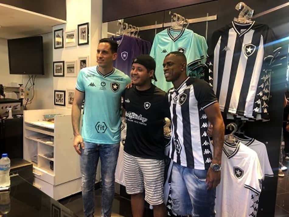 Gatito e Benevenuto inauguram venda de novos uniformes alvinegros