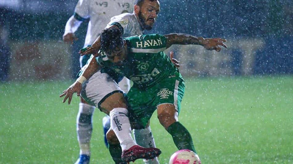 Goleiro da Chape 'joga a toalha' sobre situação: 'Hora do torcedor se conformar com uma Série B'