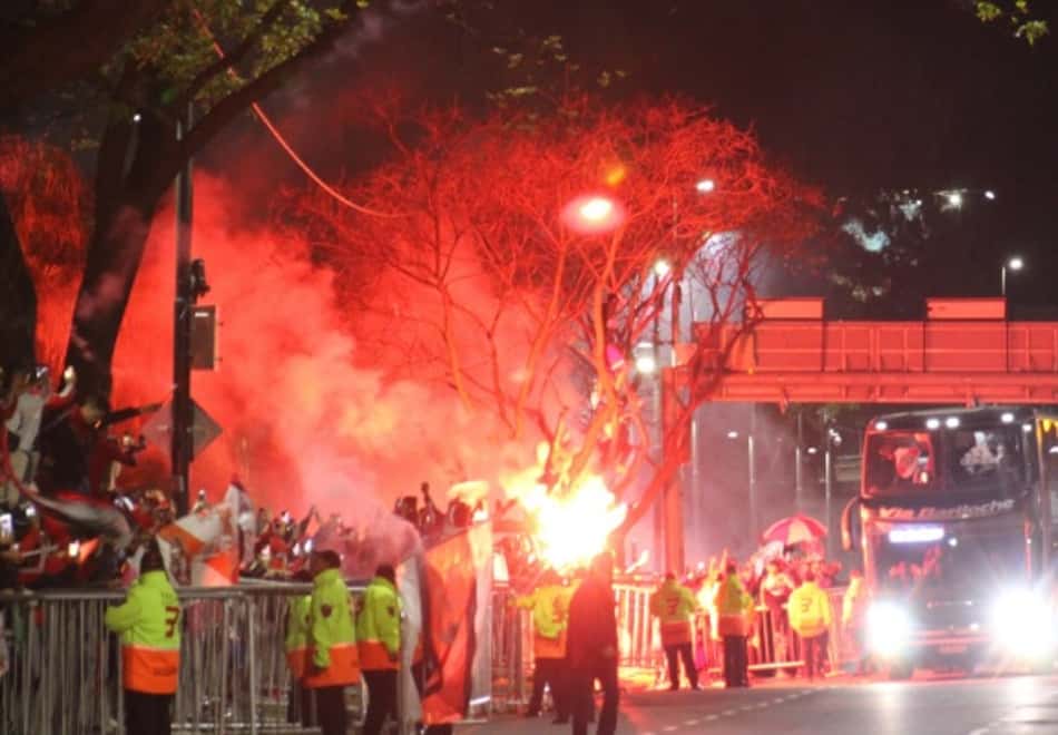 Elenco do River Plate festeja classificação com a torcida durante a madrugada