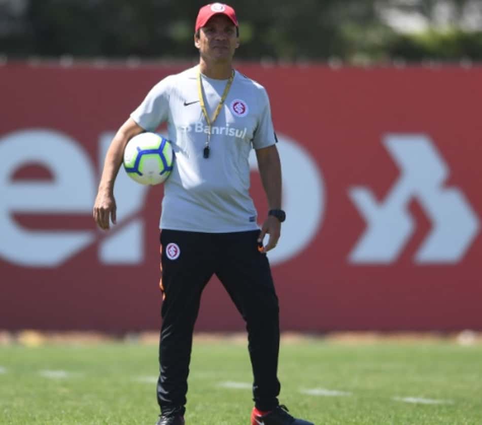 Zé Ricardo começa a definir a equipe para encarar o Fortaleza