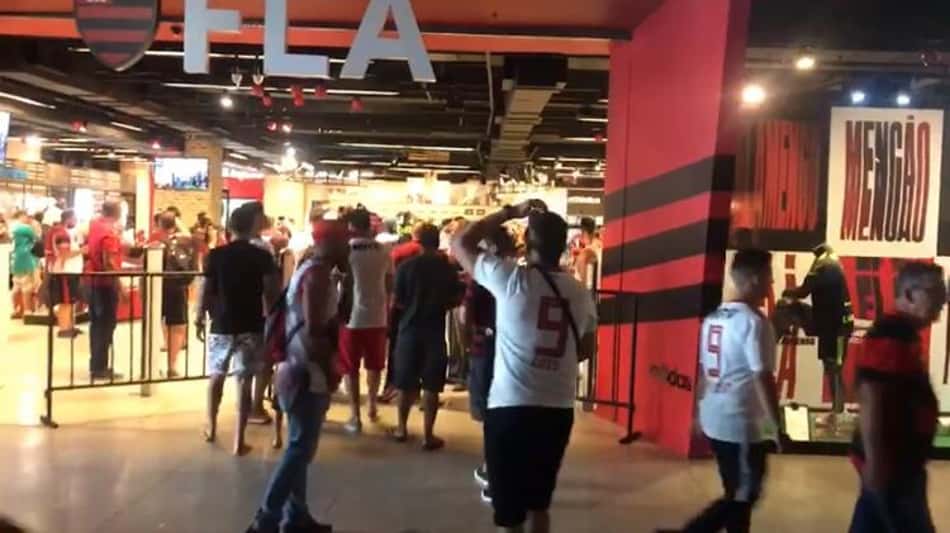 Torcedores do Flamengo lotam a Gávea e fazem festa antes da semi