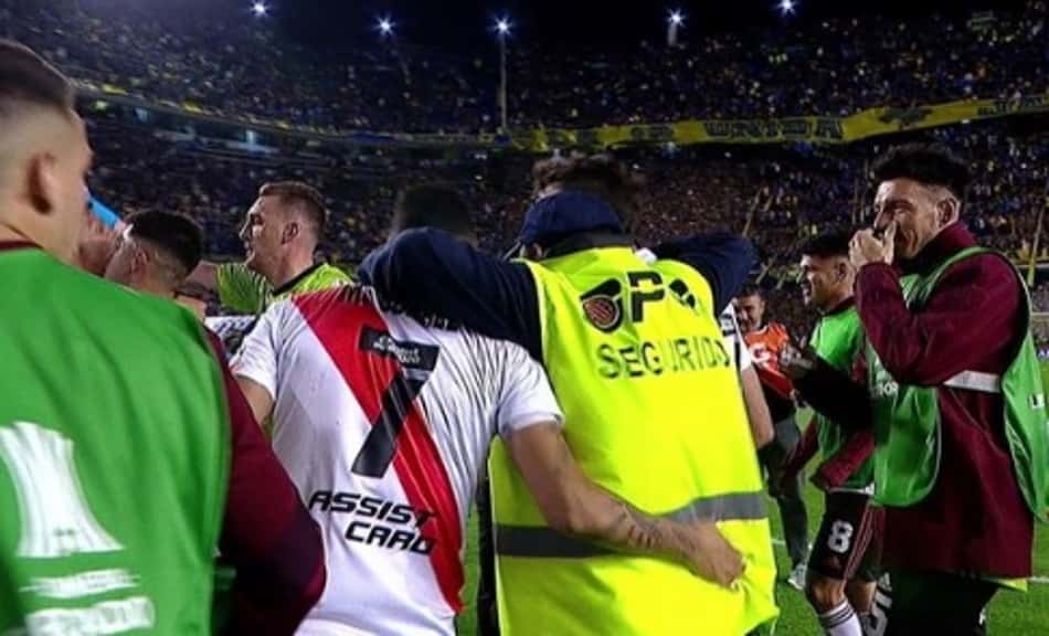 Segurança é demitido após comemorar a classificação do River no gramado da La Bombonera