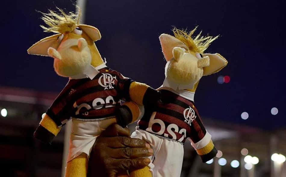De tudo um pouco! As fotos da festa da torcida do Fla antes da semifinal