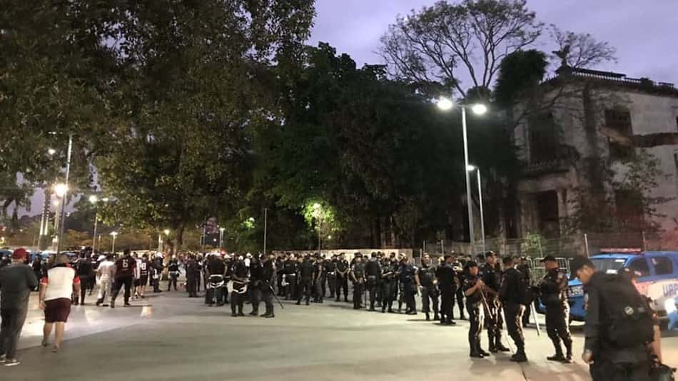 Polícia age e contém tentativa de invasão no Maracanã antes do Flamengo x Grêmio