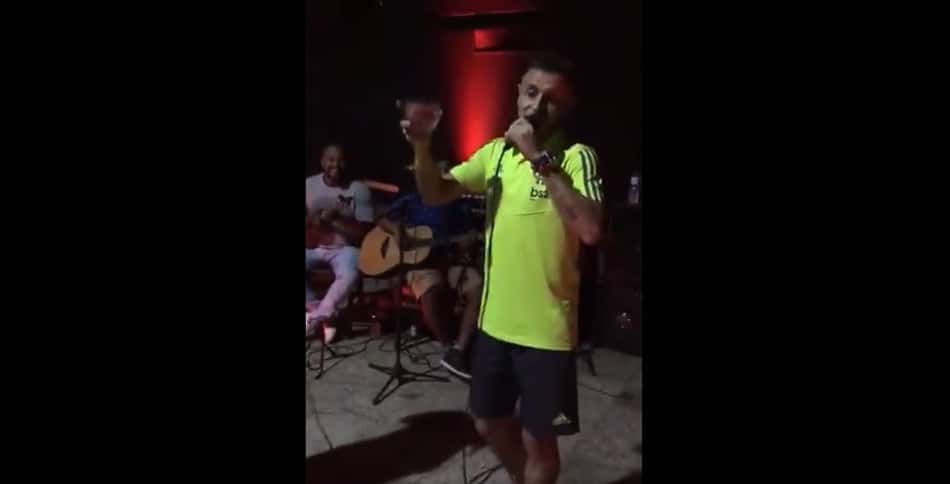 Rafinha improvisa samba e provoca Renato Gaúcho: 'Falou muita besteira'
