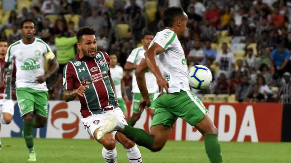 Fluminense pressiona, mas fica no empate com a Chape e se complica