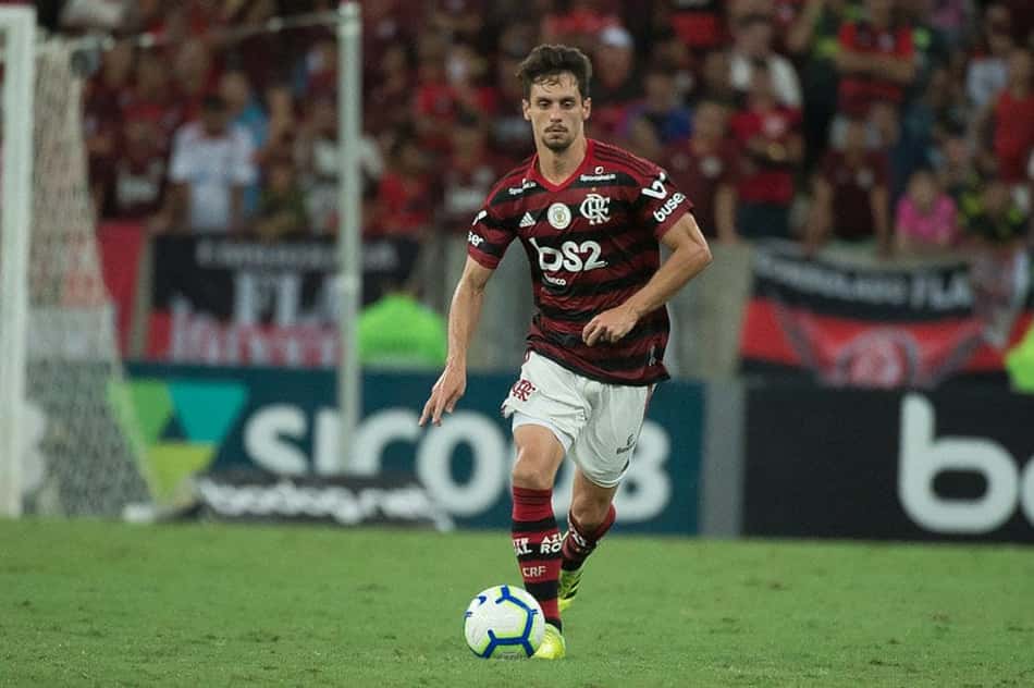 Torcedora diz que São Paulo tem estilo 'fair play de Rodrigo Caio'; Zagueiro responde e ironiza