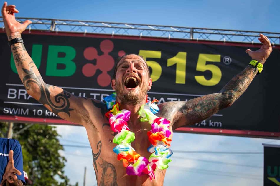 Triatleta Rafael Peralva vibra ao completar a UB515 Brasil Ultra Triathlon em 2019. (Sandra Guedes:Divulgação)