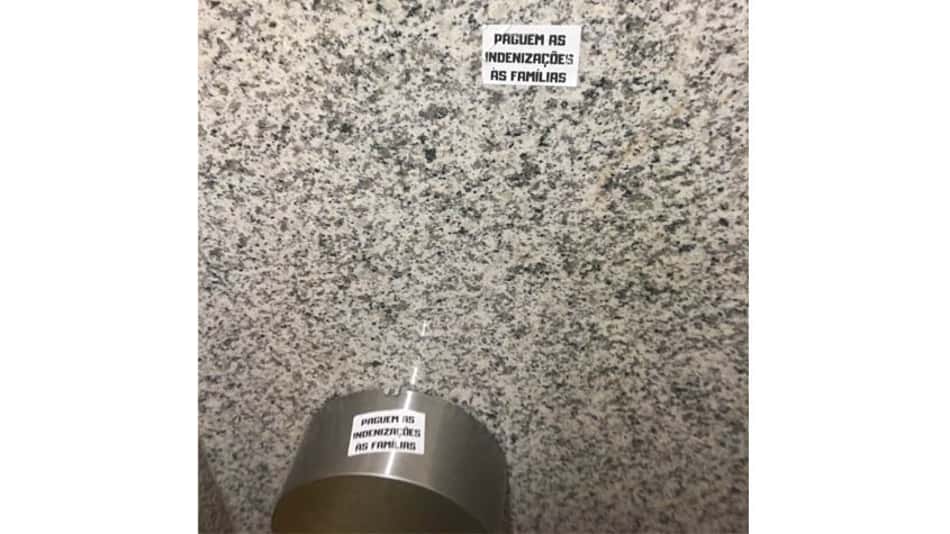 Torcedores do Vasco colam adesivos no Maracanã com "recado" ao Flamengo: "Paguem as indenizações às famílias"