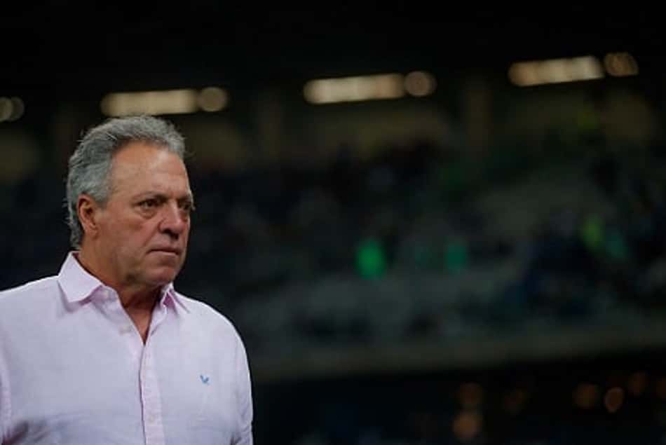 Abel Braga reclamou muito da arbitragem de campo e do VAR no duelo da Raposa com o Bahia