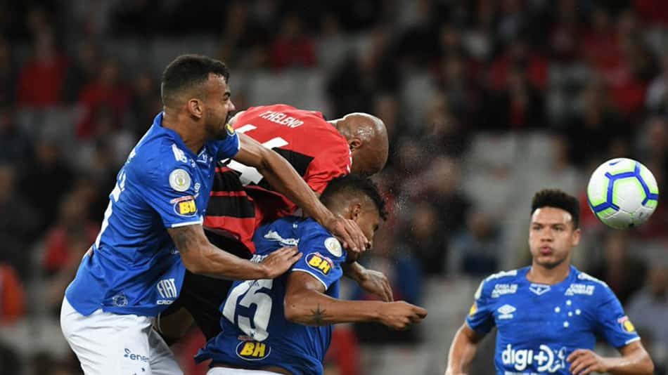 Com um a menos, Cruzeiro consegue bom empate com o Athletico-PR