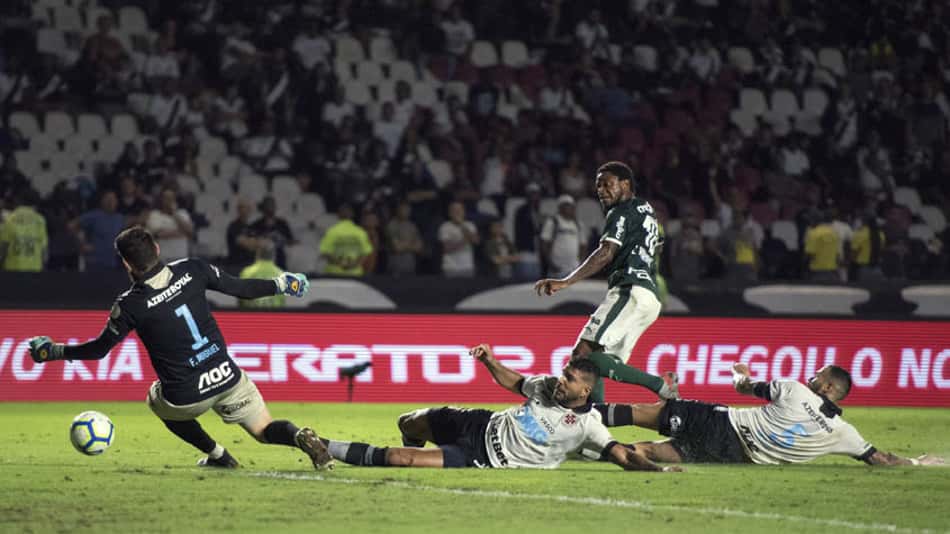 Arbitragem rouba atenção e quase esconde nova atuação ruim do Vasco