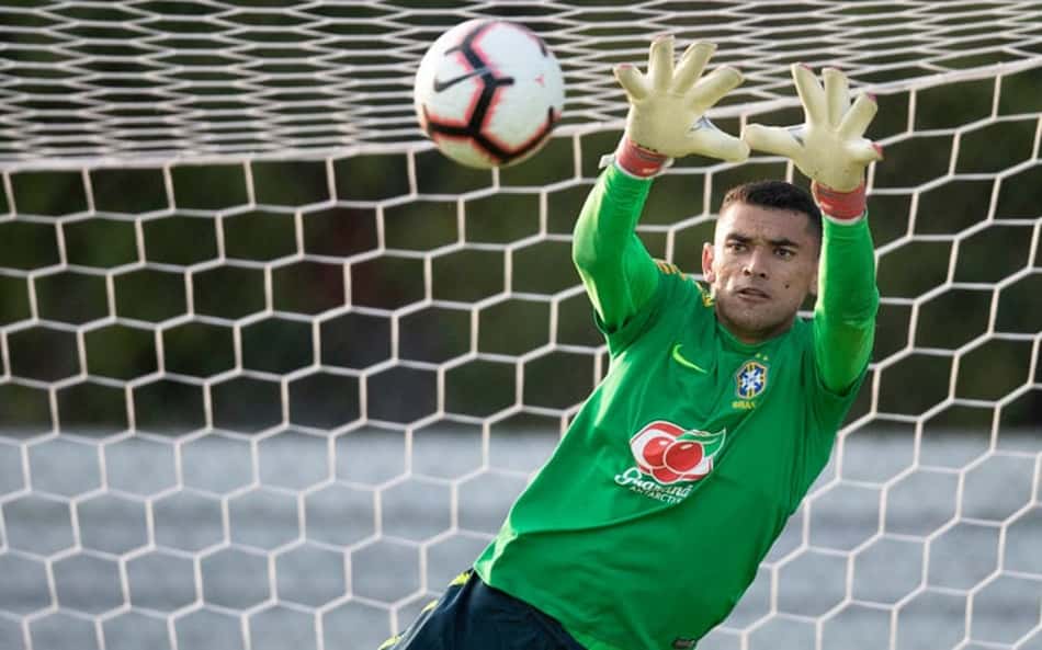 Flamengo entra em acordo com o Athletico e acerta a contratação do goleiro Santos