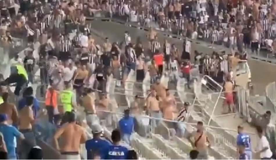 Torcedores do Galo invadem camarotes do Cruzeiro, brigam e tem de ser contidos pela PM. Veja o vídeo!