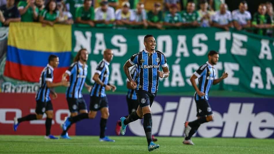 Com gol no início do jogo, Grêmio vence a Chapecoense na Arena Condá