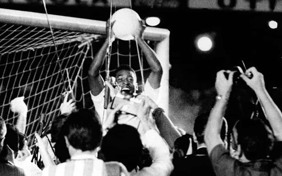 VÍDEO: Relembre o milésimo gol de Pelé, camisa 10 que completa 81 anos
