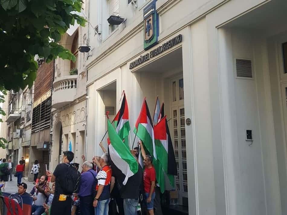 Manifestação do Comitê Argentino de Solidariedade com o Povo Palestino em frente a sede da AFA