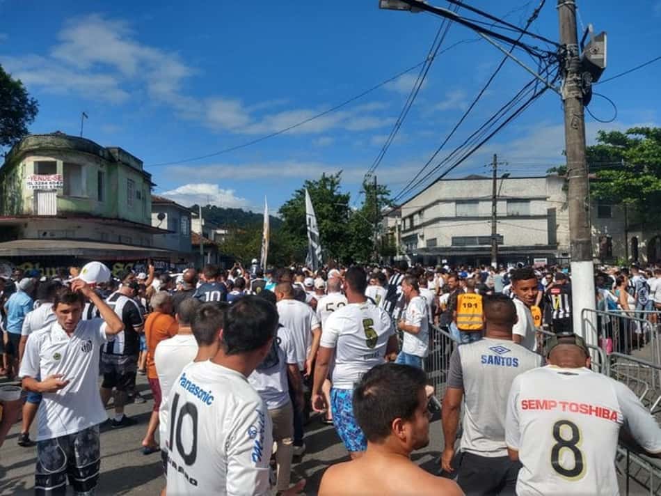 Santos abre último treinamento antes da estreia à torcida
