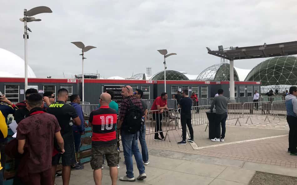 Torcida do Flamengo fica horas na fila e não consegue retirar ingressos em Lima