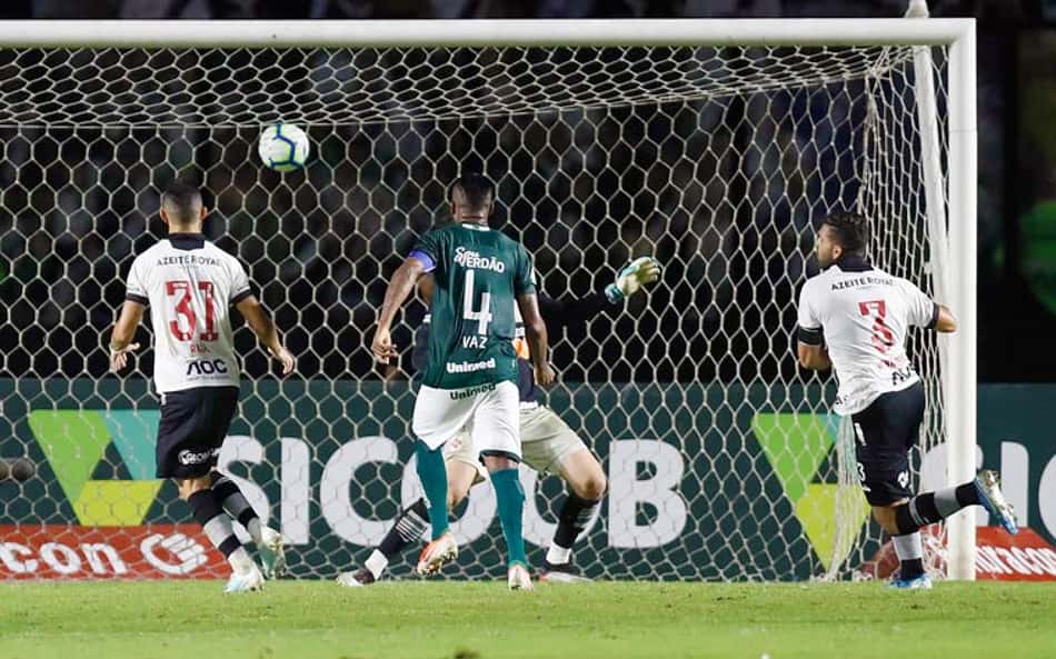 Fogo amigo: Vasco é o time que mais fez gols contra no Brasileiro