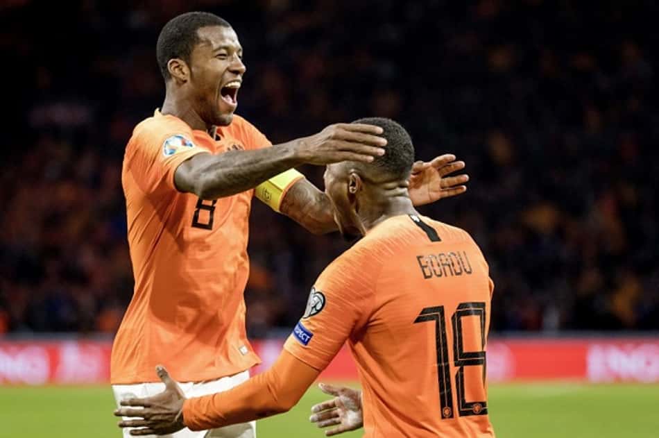 Wijnaldum faz três, Holanda goleia Estônia e fecha 2019 em alta