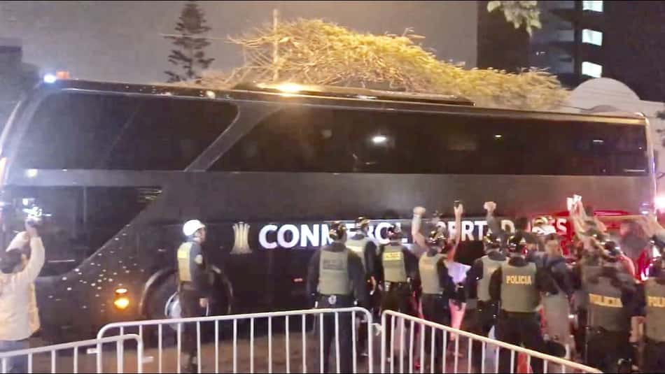 Com segurança reforçada, time do Flamengo chega à Lima para decisão