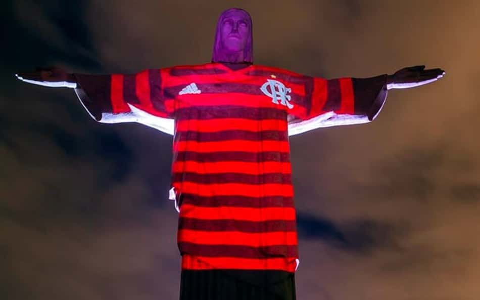 No clima da final! Cristo Redentor 'veste' camisa do Flamengo em evento com torcedores