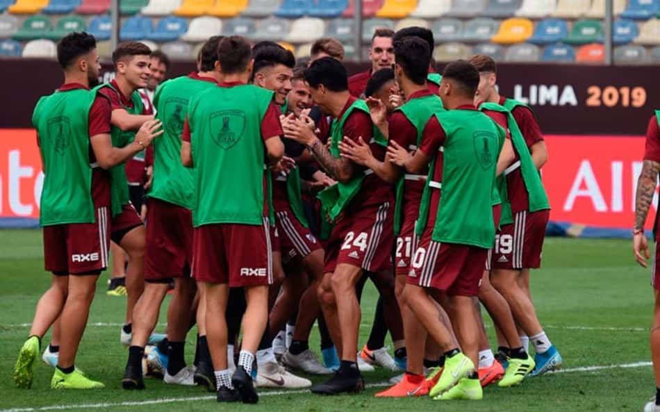 River Plate faz reconhecimento do gramado do estádio Monumental
