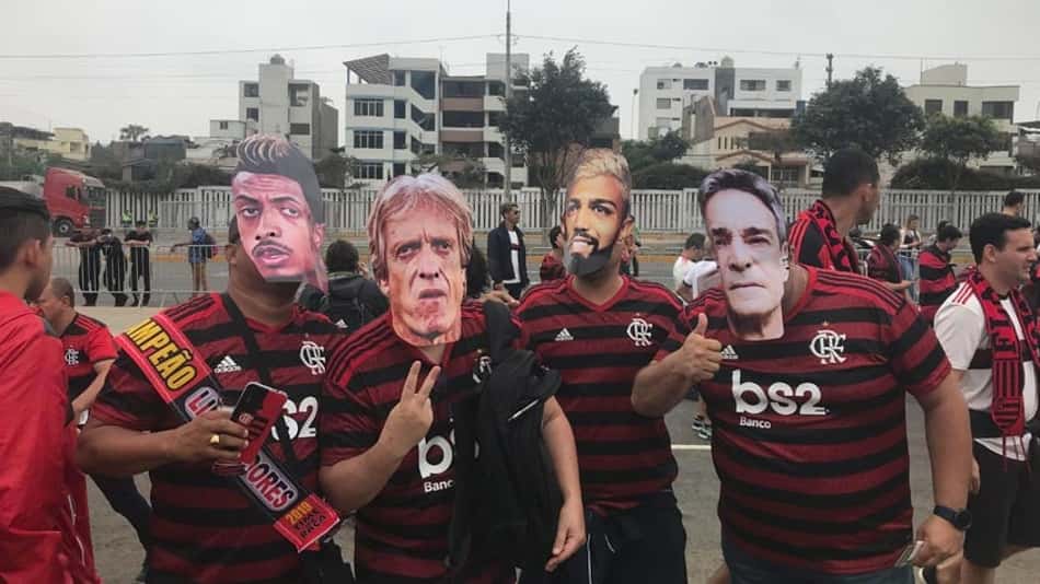 Com antecedência, torcida do Fla invade o Monumental; máscaras de Jesus e Gabigol fazem sucesso