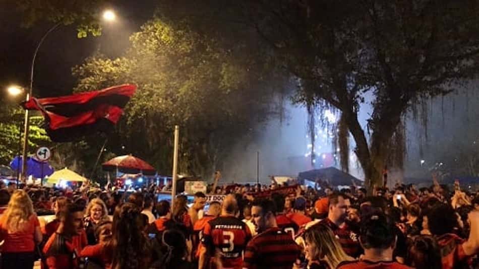 'Liverpool, pode esperar', 'Amanhã é o Brasileiro'… Torcida do Fla festeja o bi pelas ruas do Rio