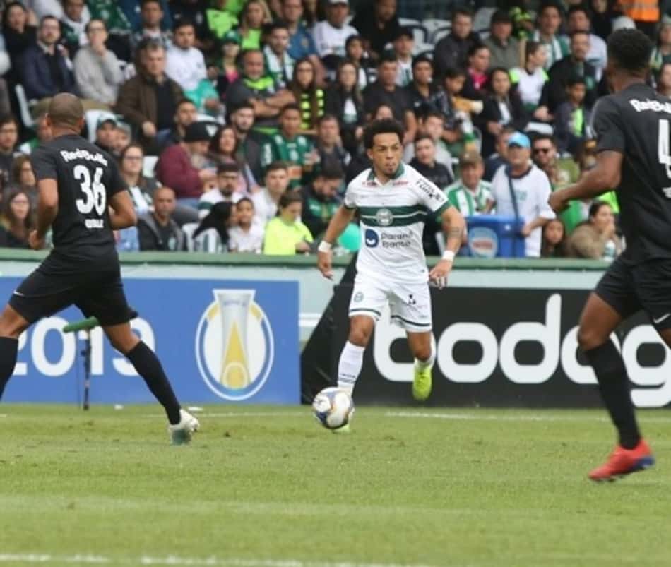 No sufoco, Coritiba derrota o Bragantino e fica perto do acesso